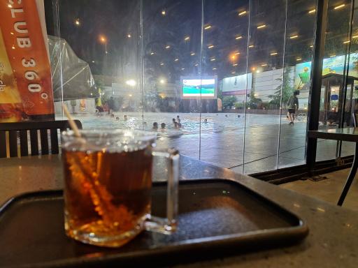 عکس استخر آفتاب انقلاب