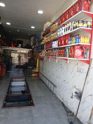 عکس پنچرگیری و تعویض روغن و لاستیک فروشی پاسارگاد