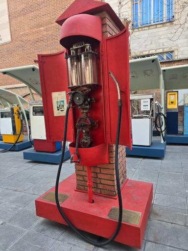 عکس موزه پمپ بنزین دروازه دولت