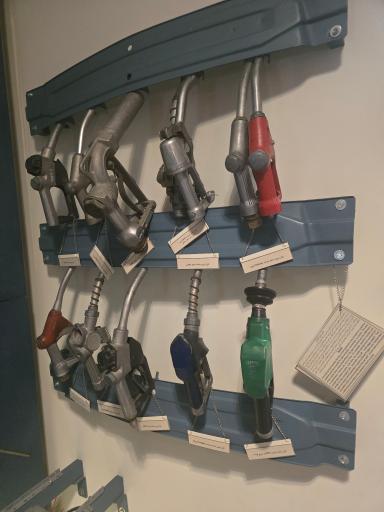 عکس موزه پمپ بنزین دروازه دولت