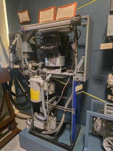 عکس موزه پمپ بنزین دروازه دولت