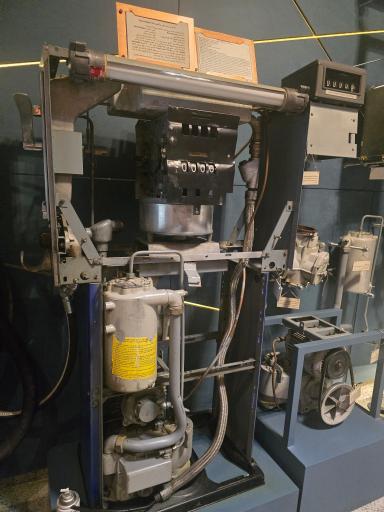 عکس موزه پمپ بنزین دروازه دولت