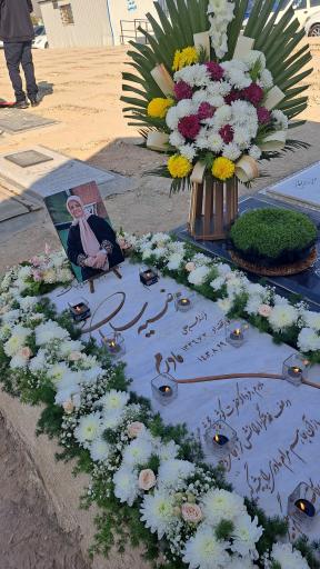 عکس مزار مرضیه سلمانی