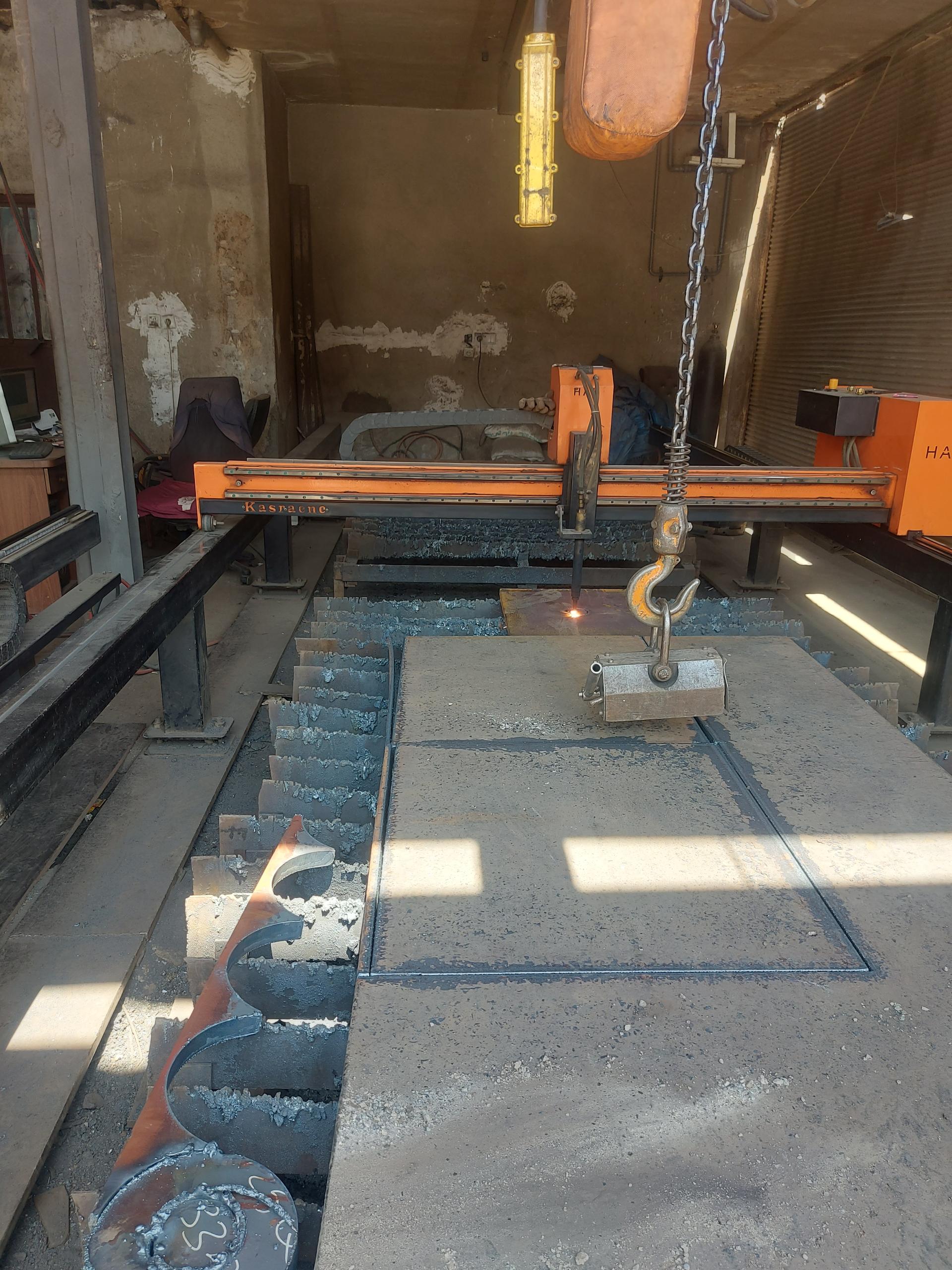 عکس برش لیزری صفحات ضخیم 