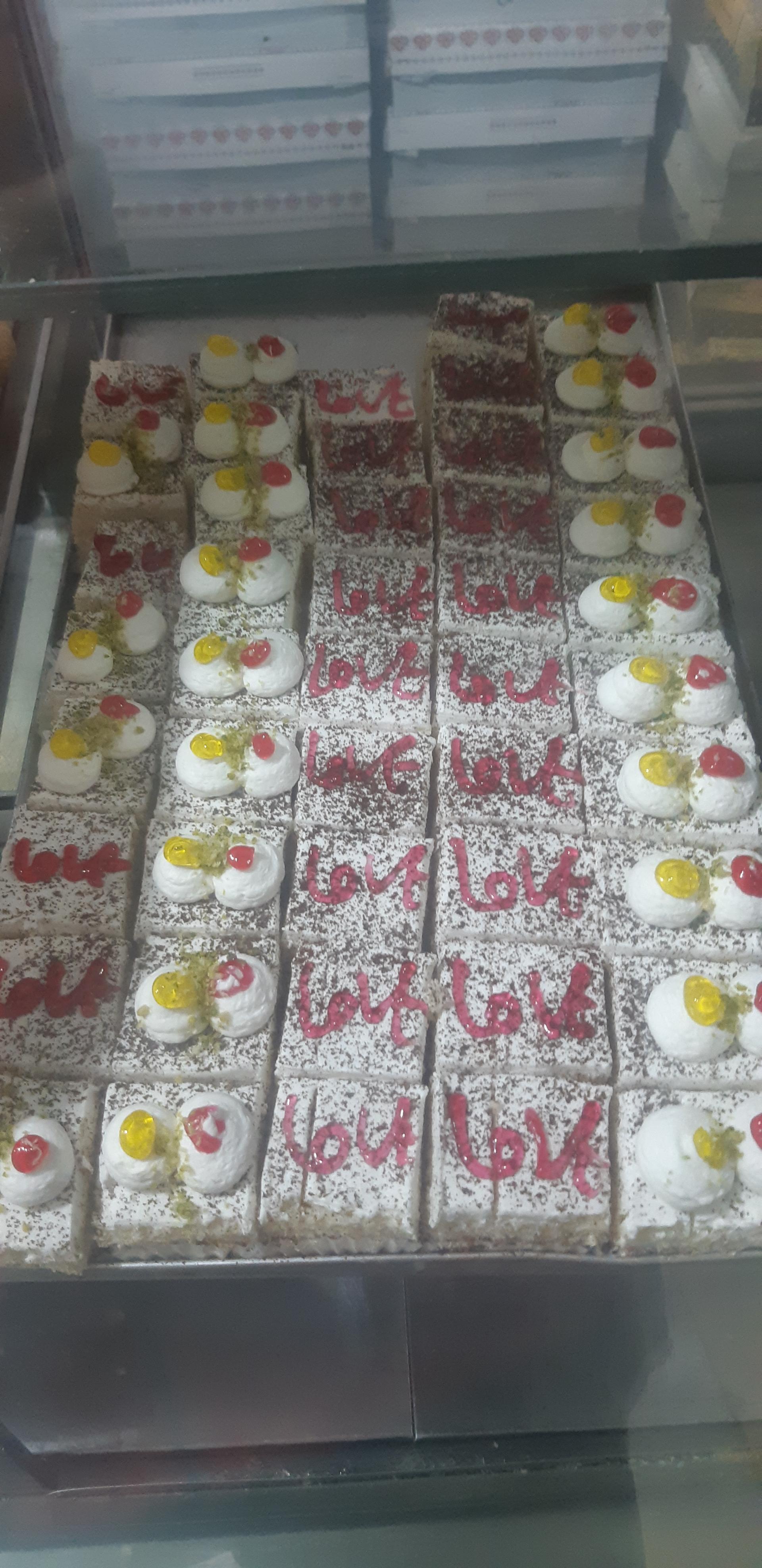 عکس شیرینی فروشی گلپرور