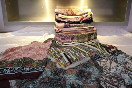 عکس فروشگاه شال و روسری بهلن گالری