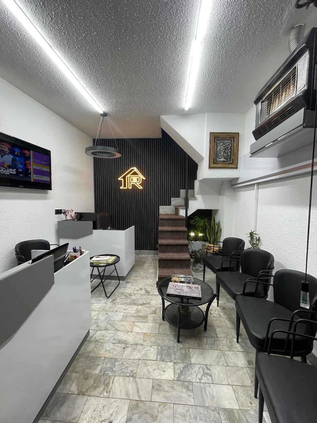 عکس مشاورین املاک راسخ