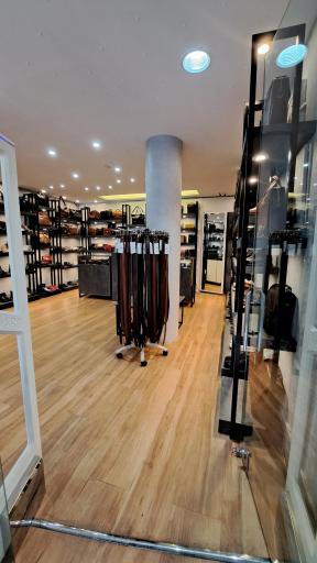 عکس فروشگاه چرم بوفالو سیاه