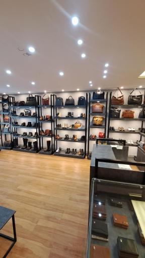 عکس فروشگاه چرم بوفالو سیاه