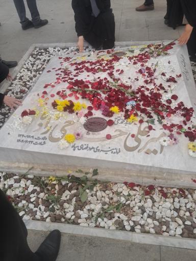 عکس مزار شهید امیرعلی حاجی زاده