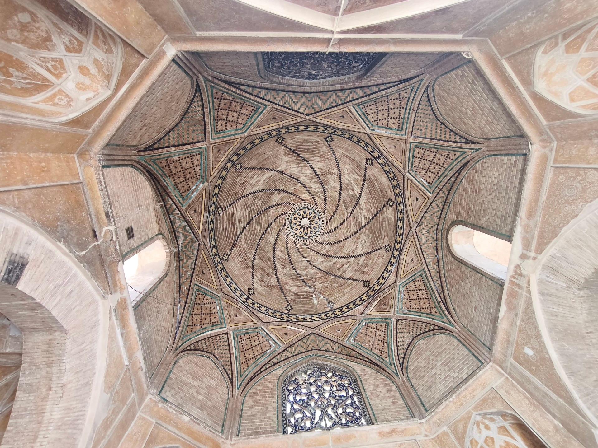 عکس حیاط عالی قاپو