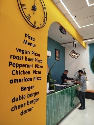 عکس پیتزا و ساندویچ بزرگی