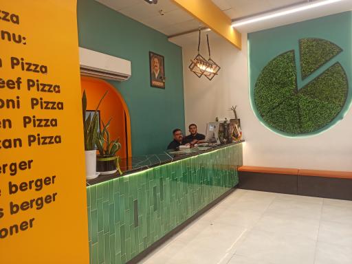 عکس پیتزا و ساندویچ بزرگی