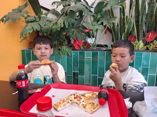 عکس پیتزا و ساندویچ بزرگی