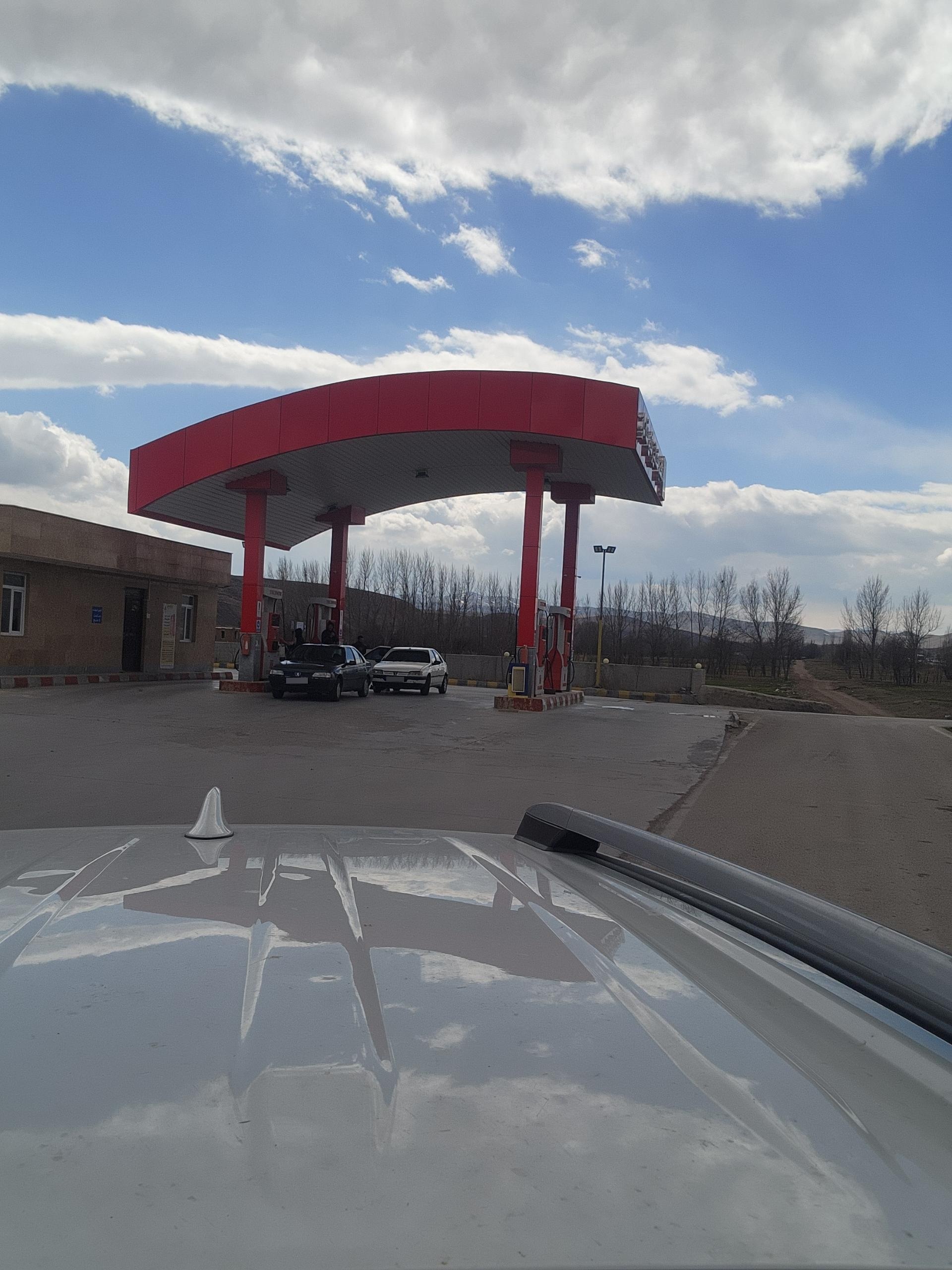 عکس پمپ بنزین فداکار