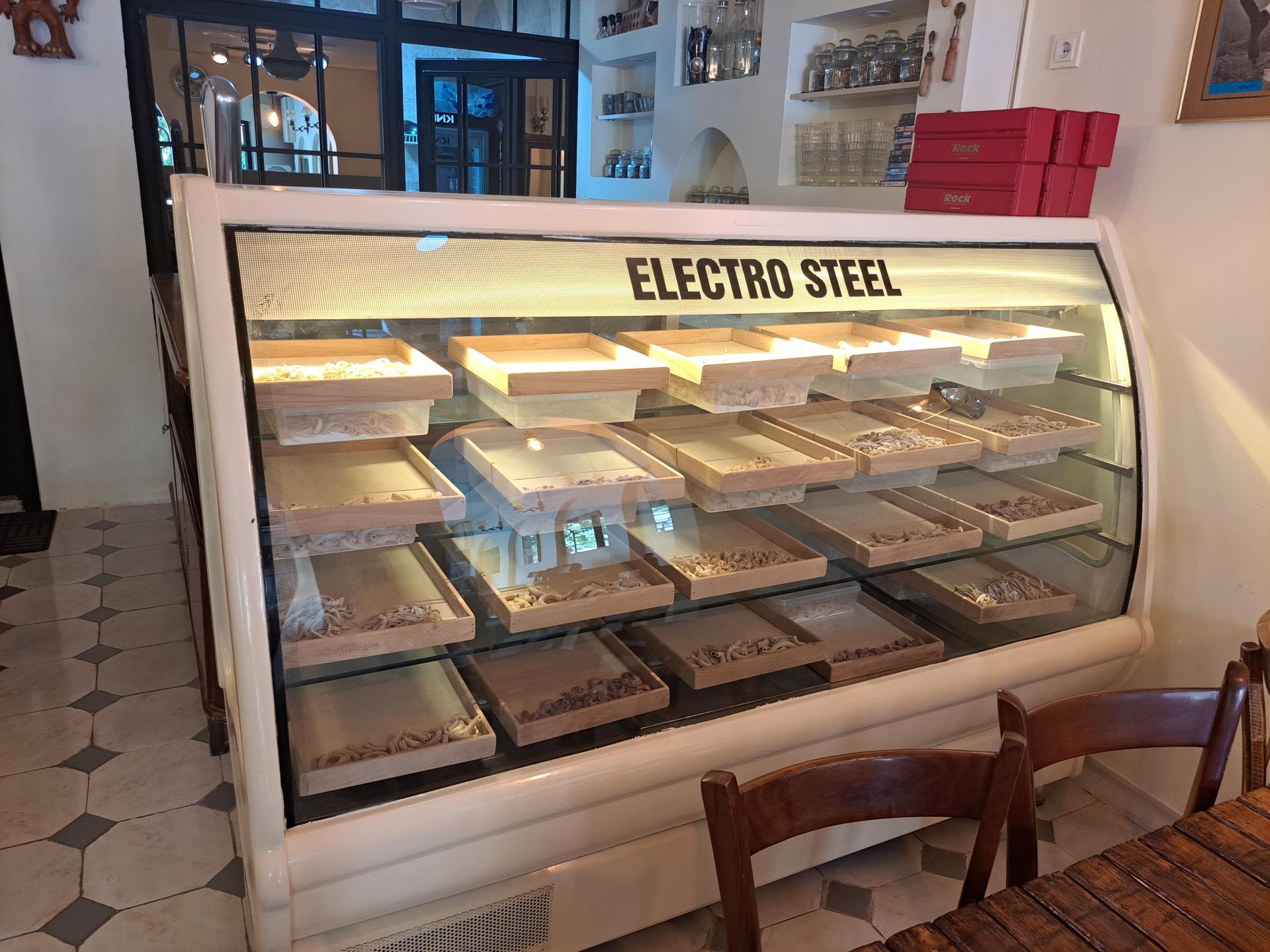 عکس رستوران لوزی