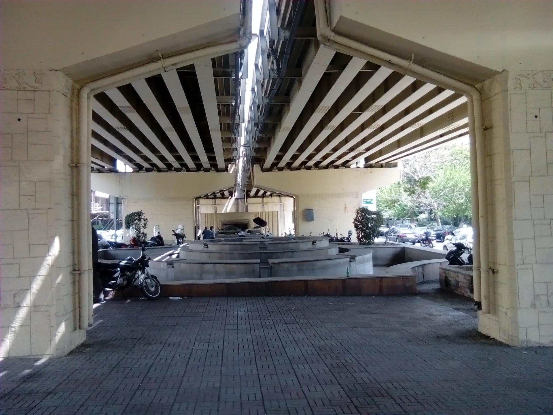 عکس پارکینگ زیر پل میرداماد