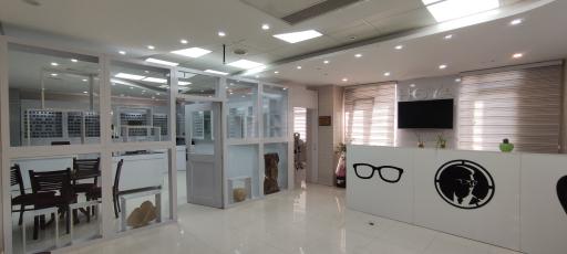 چشم پزشکی و عینک دنا