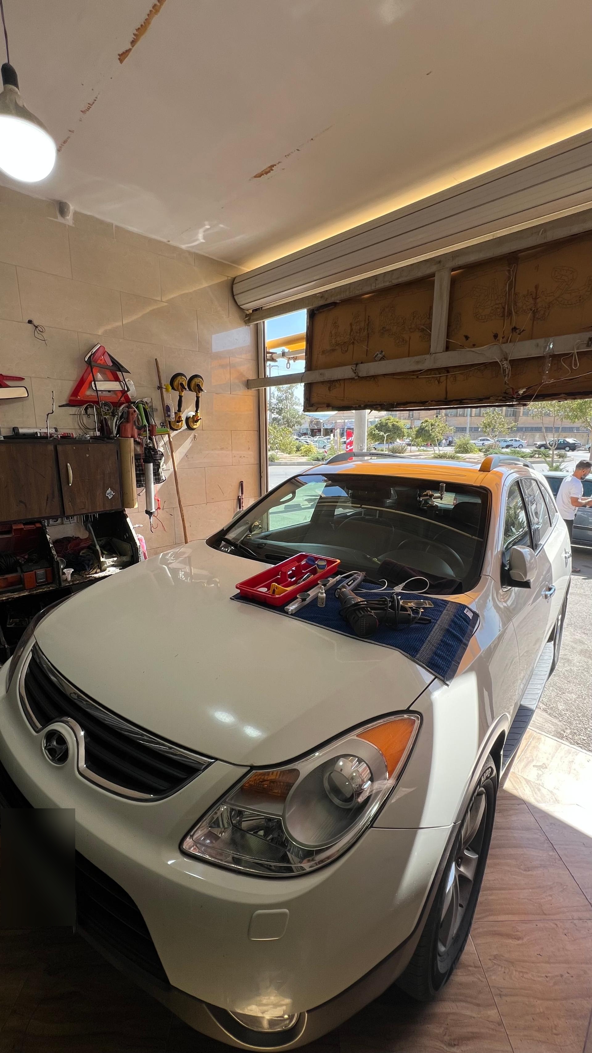 عکس ترمیم و تعویض شیشه اتومبیل کلاسیک