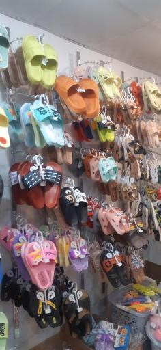 عکس دمپایی و صندل فروشی