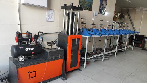 عکس آزمایشگاه مکانیک خاک و بتن رادمهر