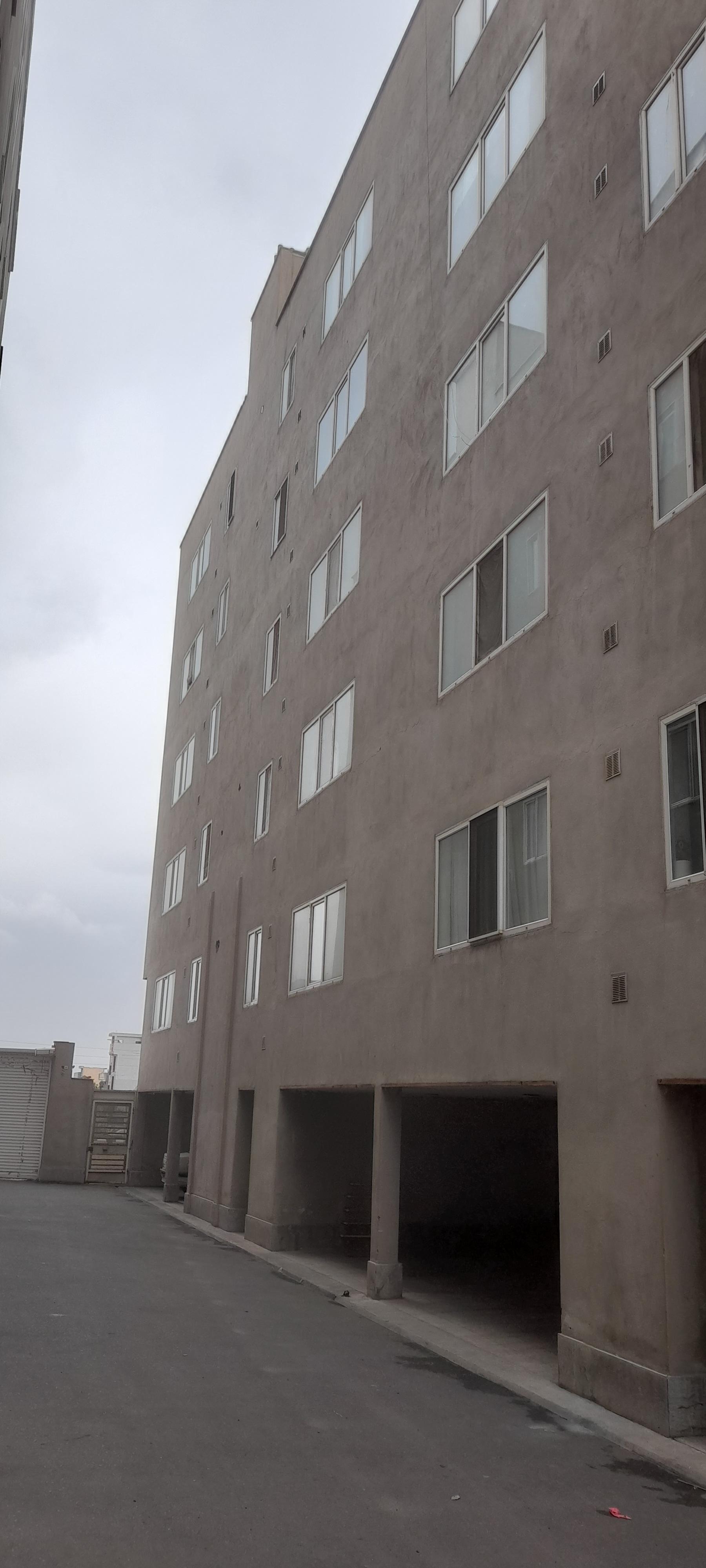 عکس بلوک یک مجتمع مسکونی قائم