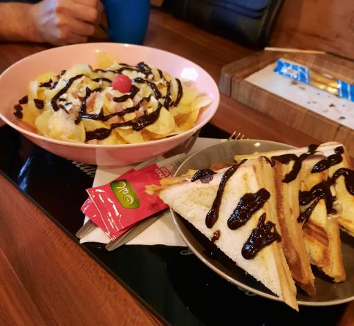 عکس کافه رادیو اتاق