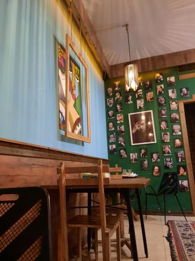 عکس کافه رادیو اتاق