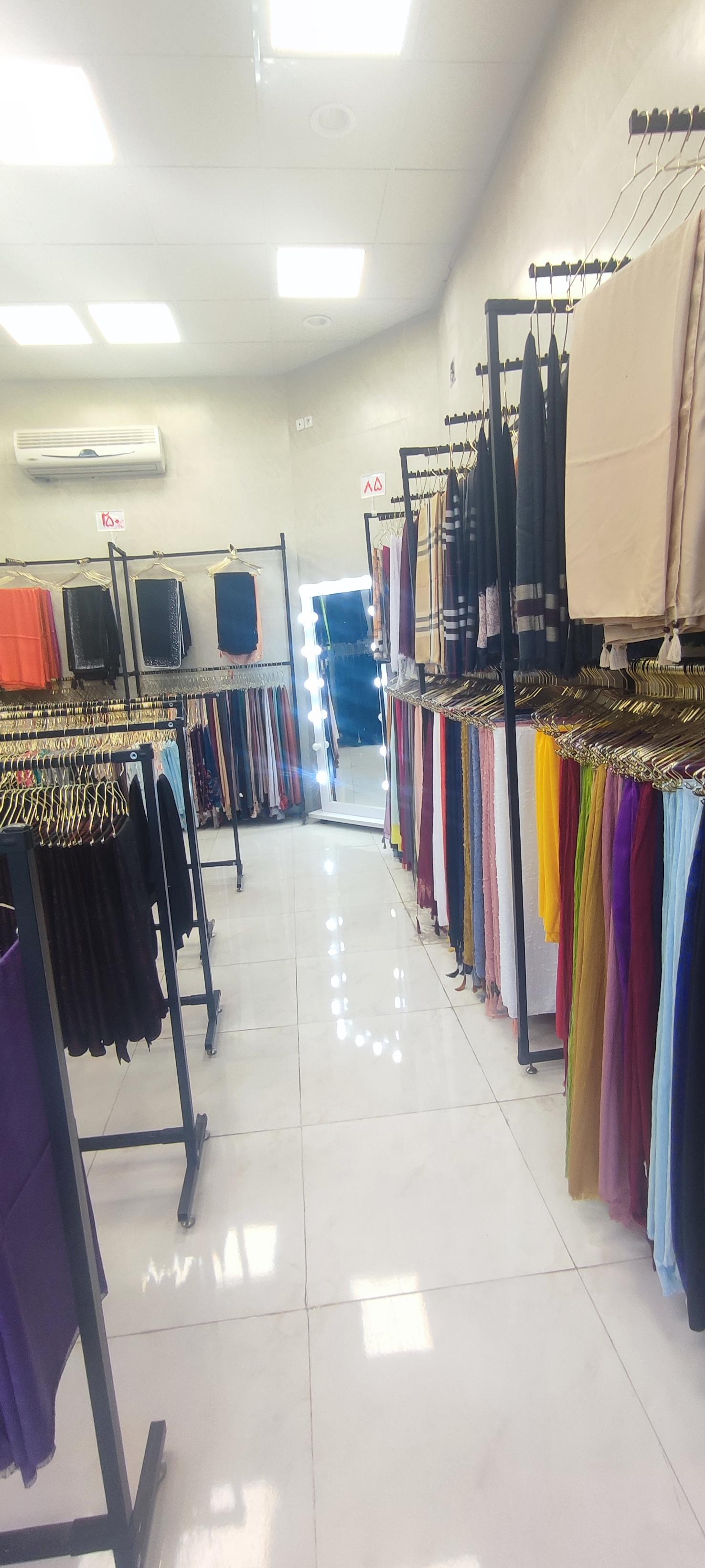 عکس فروشگاه شال و روسری رزینو