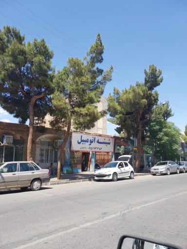 عکس شیشه اتومبیل رضا اعتباری 