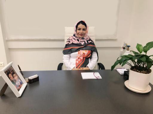 عکس دکتر فاطمه عابدی (متخصص درمان ریشه)