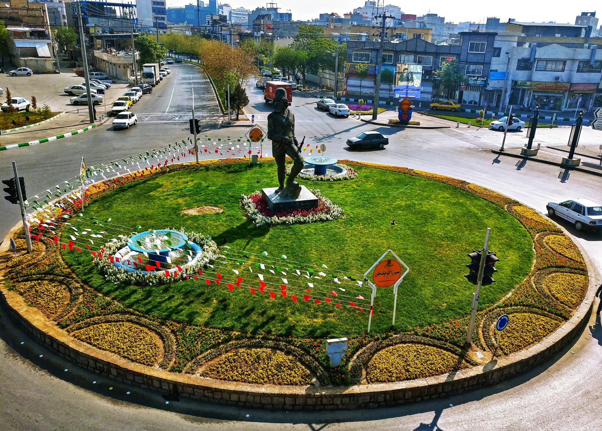 عکس میدان میرزاکوچک خان