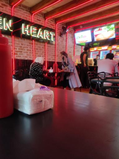 عکس رستوران قلب طلایی