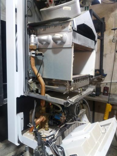 عکس فروشگاه تعمير پكيج ايران رادياتور و قطعات کهن دما