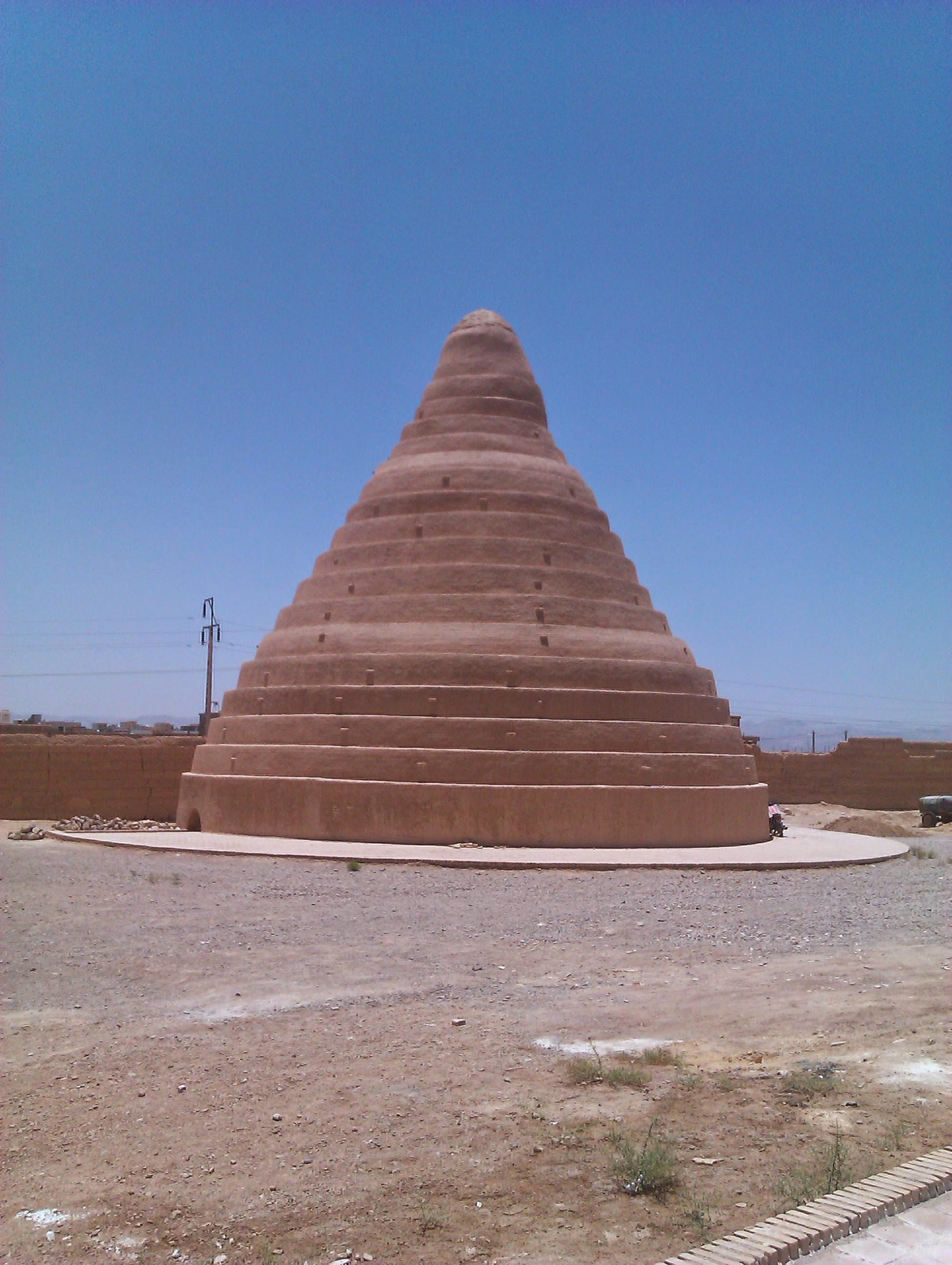 عکس یخچال خشتی ابرکوه