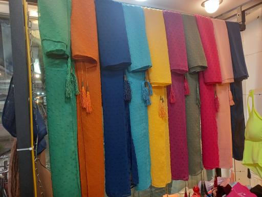 عکس فروشگاه شال و روسری نگاه