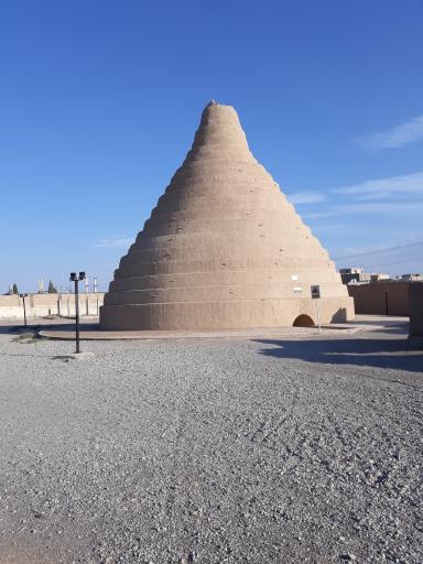 عکس یخچال خشتی ابرکوه