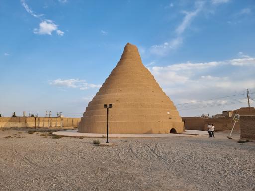 عکس یخچال خشتی ابرکوه