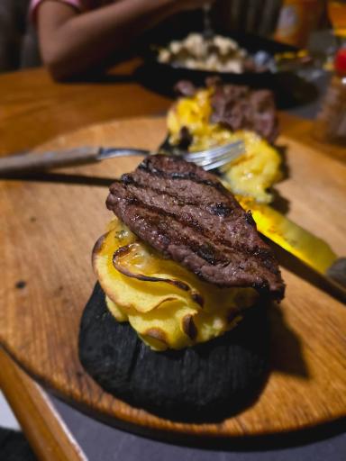 عکس خانه استیک بوفالوی سیاه