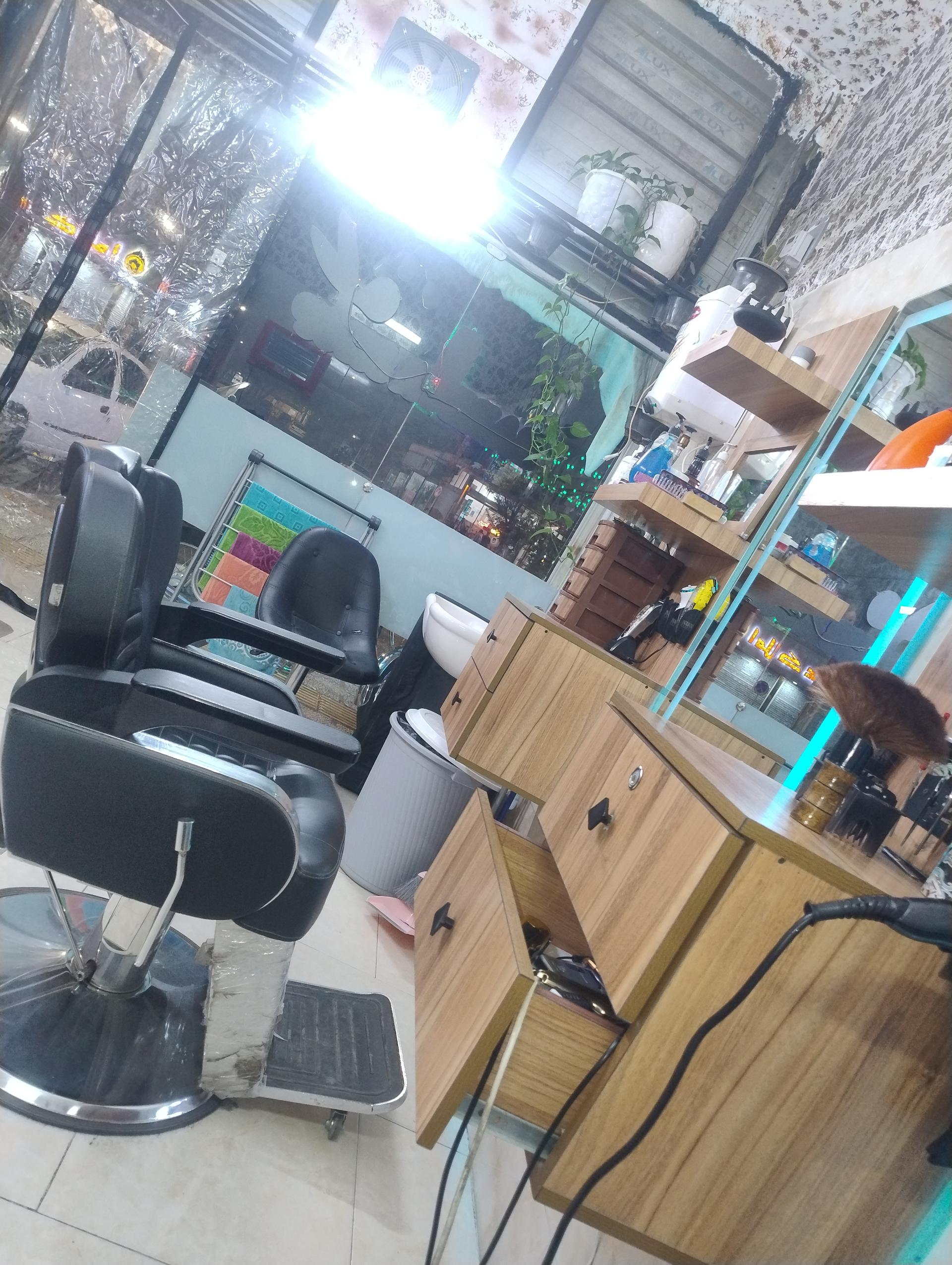 عکس آرایشگاه شانه قیچی 