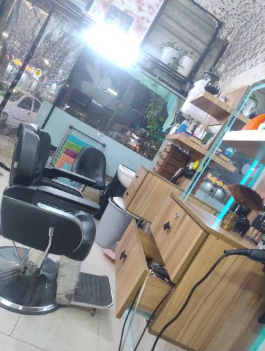 عکس آرایشگاه شانه قیچی 