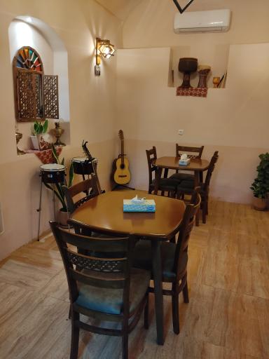 عکس کافه سنتی توتیا