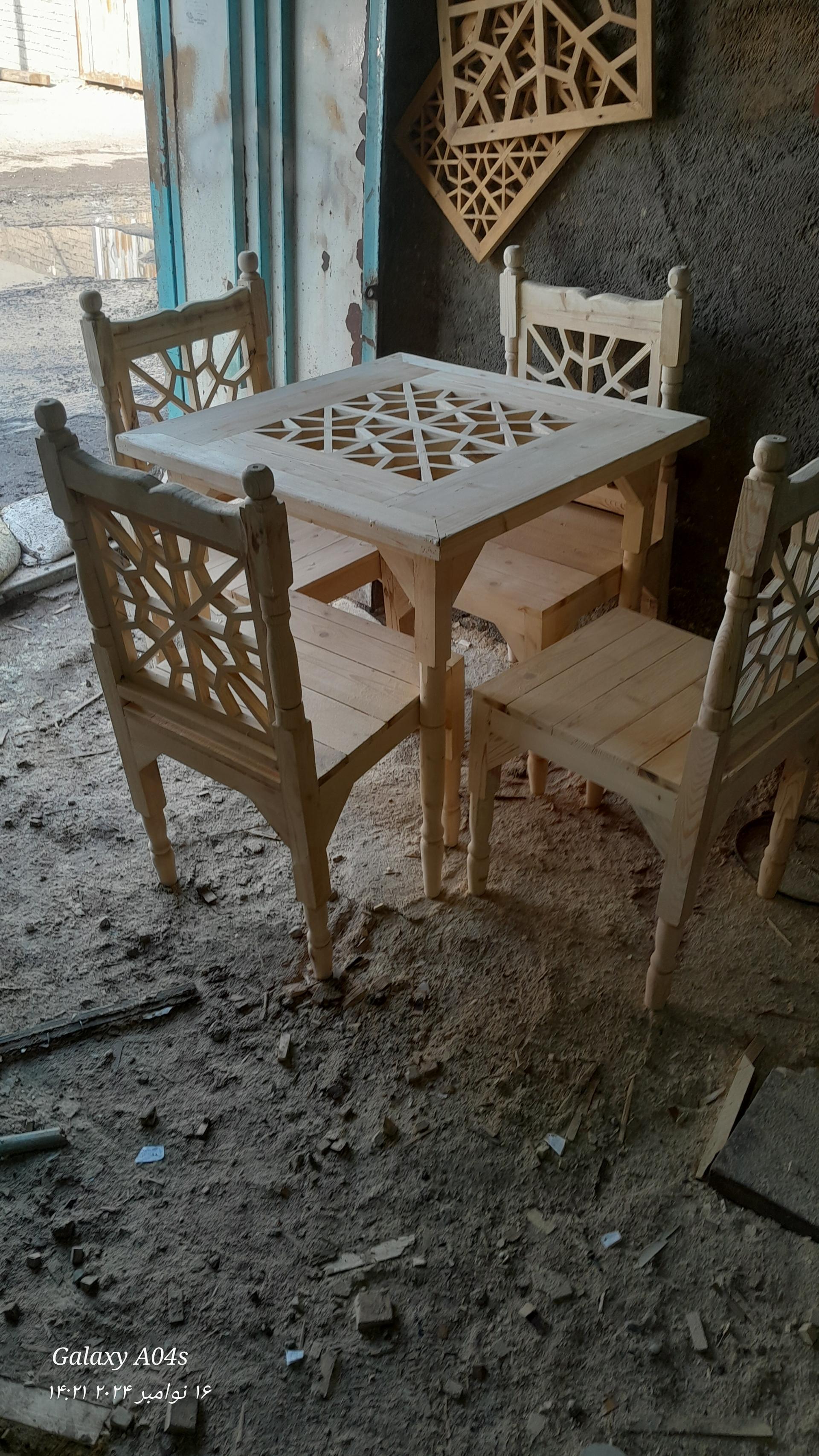 عکس نجاری تک اعتمادی 