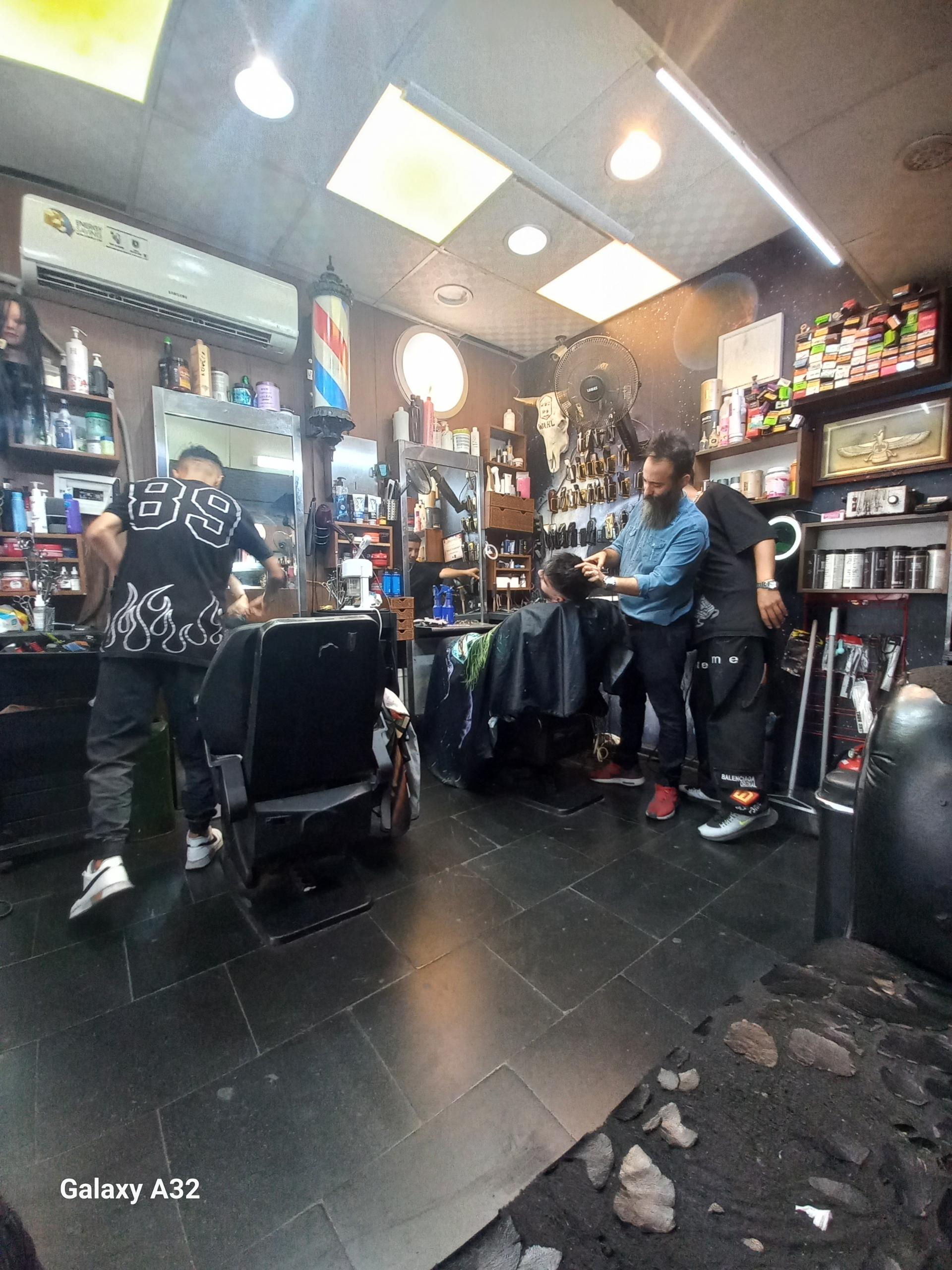 عکس آرایشگاه مردانه رئال