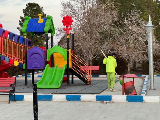 عکس زمین بازی کودکان خورزان