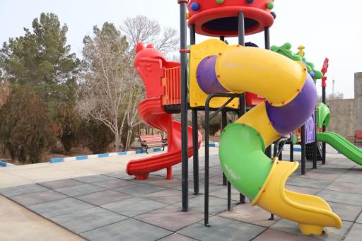 عکس زمین بازی کودکان خورزان