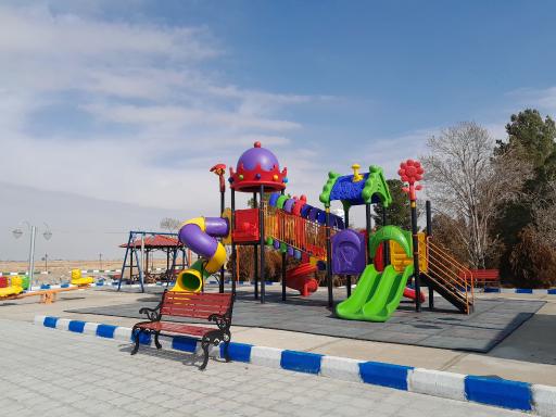 عکس زمین بازی کودکان خورزان