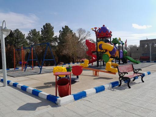 عکس زمین بازی کودکان خورزان