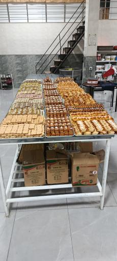 عکس شیرینی پزی مادر