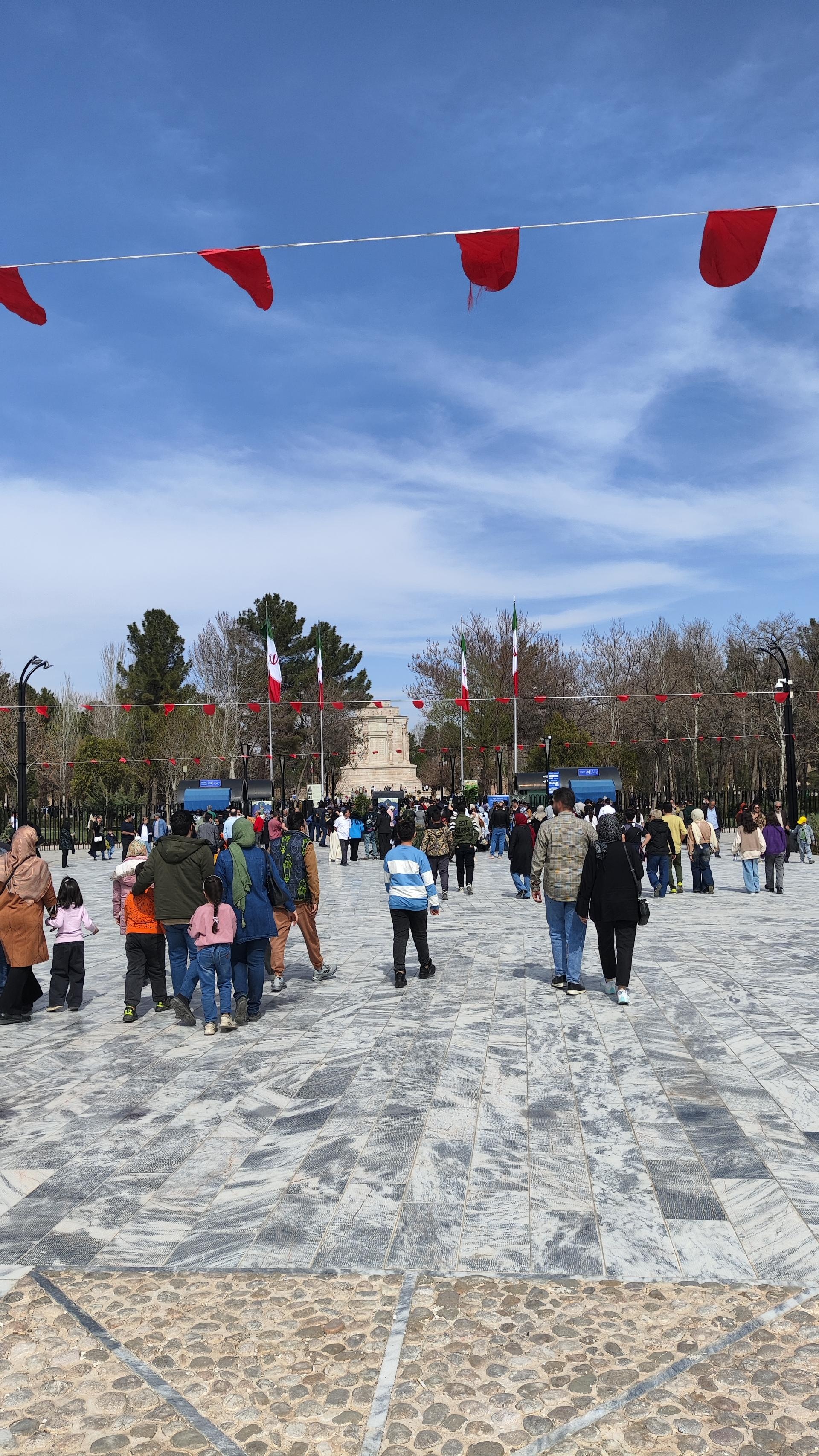 عکس ورودی بوستان جلوخان آرامگاه 